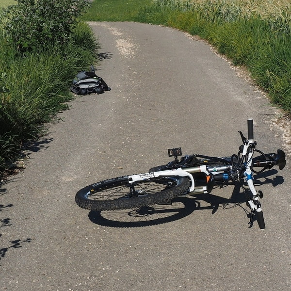 Fahrrad nach Unfall auf der Straße liegend Fahrrad nach Unfall auf der Straße liegend